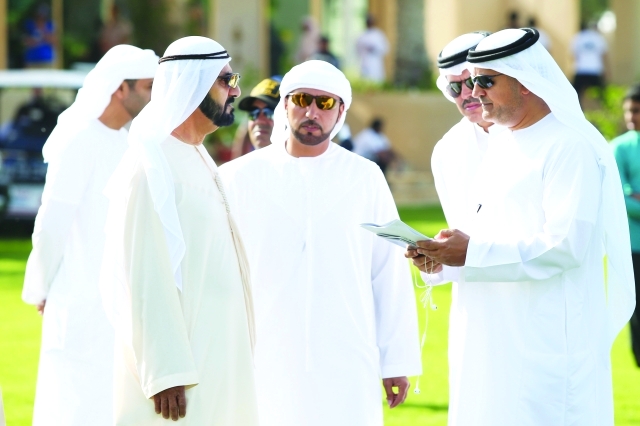 "■ محمد بن راشد في حديث مع سعيد الطاير بحضور السبوسي | تصوير - موهان"