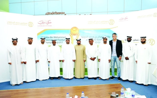 "■ اللجنة المنظمة وممثلو الأندية عقب المؤتمر الصحفي | البيان"