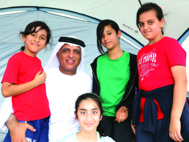 "■ حاكم رأس الخيمة ولفتة أبوية مع بعض الطالبات المشاركات في الحدث | وام"