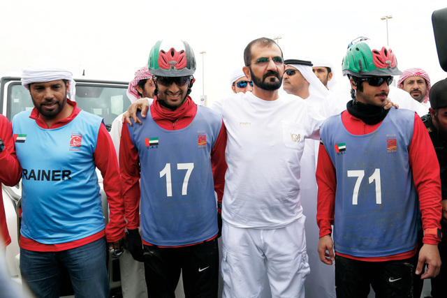 "محمد بن راشد مع البطل والوصيف والمدرب إسماعيل | تصوير: موهان"