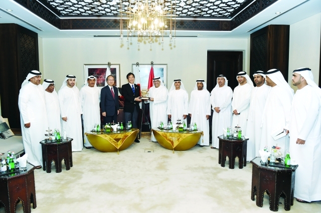 "■ الوفدان الإماراتي والياباني وتبادل الدروع خلال اللقاء المشترك | البيان"