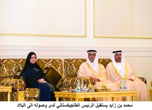 "■ أمل القبيسي وسيف وحامد بن زايد خلال اللقاء"