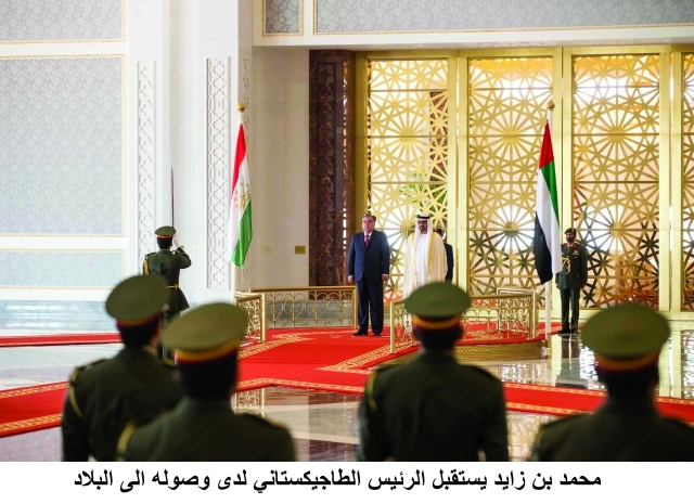 "■ محمد بن زايد ورئيس طاجيكستان خلال الاستماع إلى السلامين الوطنيين للبلدين"