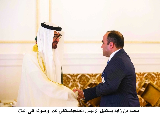"■ محمد بن زايد مرحباً بأحد أعضاء وفد طاجيكستان"