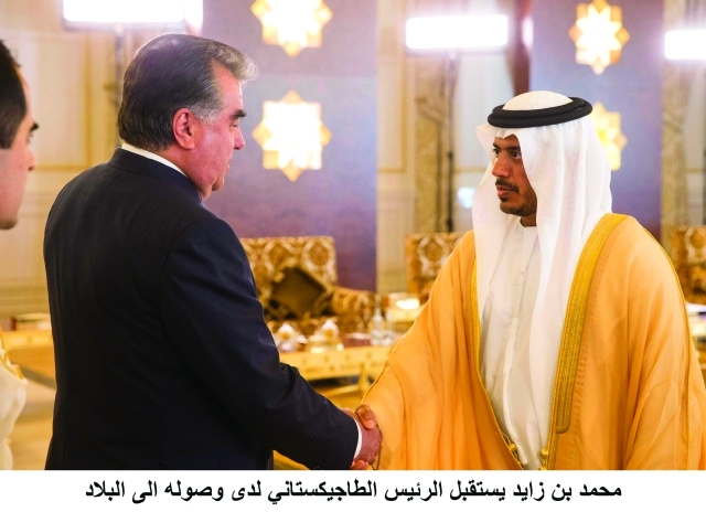 "■ رئيس طاجيكستان مصافحاً سلطان بن طحنون"