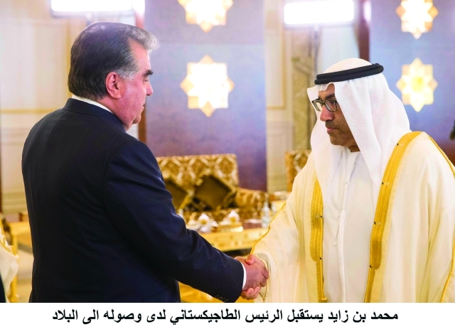 "■ إمام علي رحمان مصافحاً عبدالرحمن العويس"