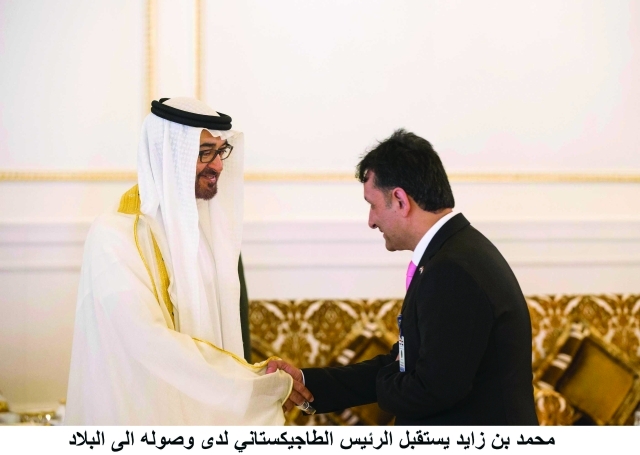 "■ وسموه مصافحاً أحد أعضاء الوفد الزائر"