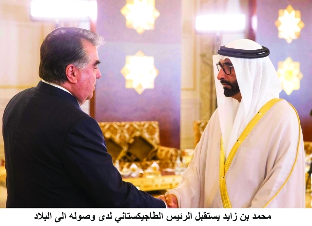"■رئيس طاجيكستان مصافحاً محمد البواردي"