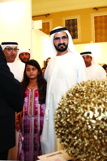 "■ محمد بن راشد يطالع أحد الأعمال الفنية"