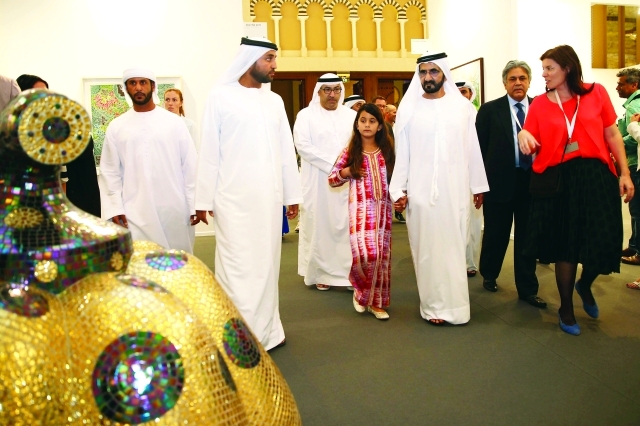 "■ محمد بن راشد خلال جولته في آرت دبي ترافقه الجليلة بنت محمد وعبدالرحمن العويس وخليفة سليمان | تصوير: خليفة عيسى"
