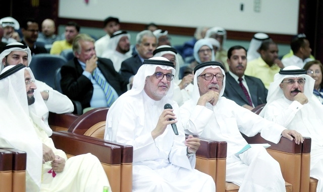 "■ سعيد حارب متحدثاً في المحاضرة وإلى جانبه عبد الغفار حسين وعلي عبيد"