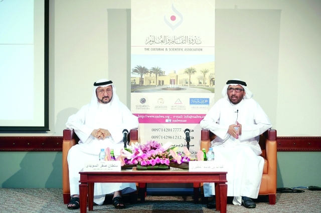 "■ سلطان السويدي وعبد الله المطيري خلال المحاضرة | البيان"