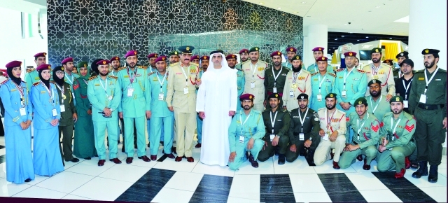 "■ سيف بن زايد يتوسط منتخب شرطة الإمارات | البيان"