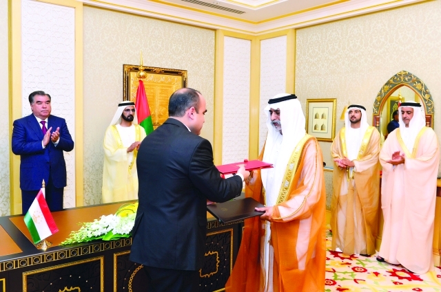 "■ محمد بن راشد وإمام رحمان وحمدان بن محمد وسيف بن زايد عقب توقيع نهيان بن مبارك مذكرة تفاهم في مجال السياحة"