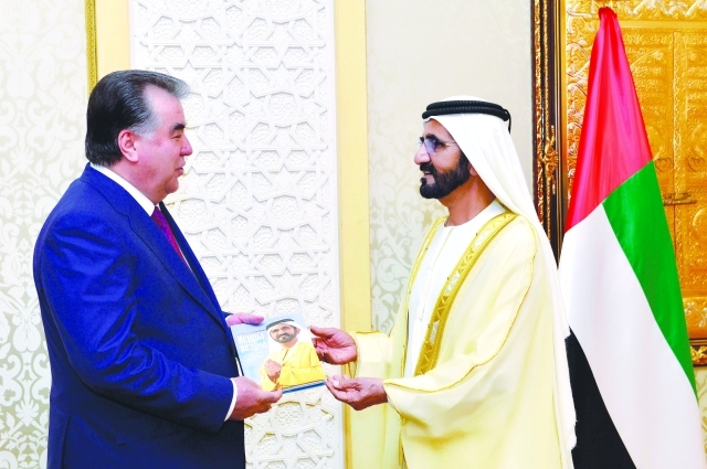 "■ سموه يهدي ضيف البلاد كتاب «ومضات من فكر»"