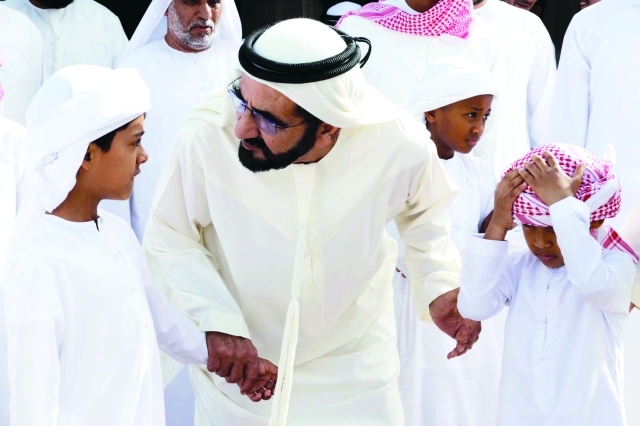 "محمد بن راشد مع طفلي الشهيد زايد الكعبي"
