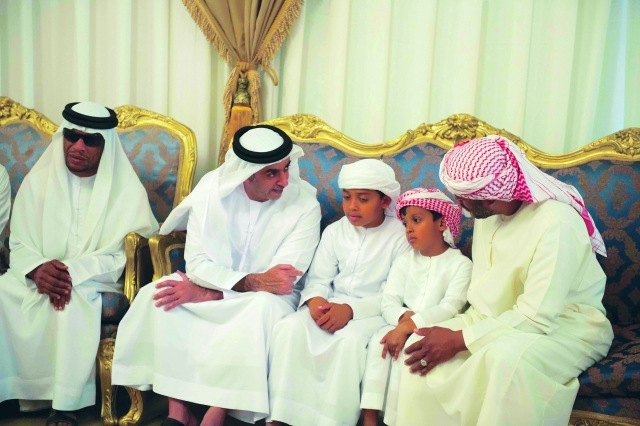"■ سيف بن زايد يقدم واجب العزاء لأسرة الشهيد الكعبي"