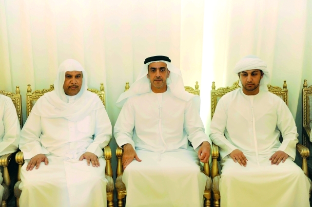"■ سيف بن زايد يقدم واجب العزاء لأسرة الشهيد الحمودي"