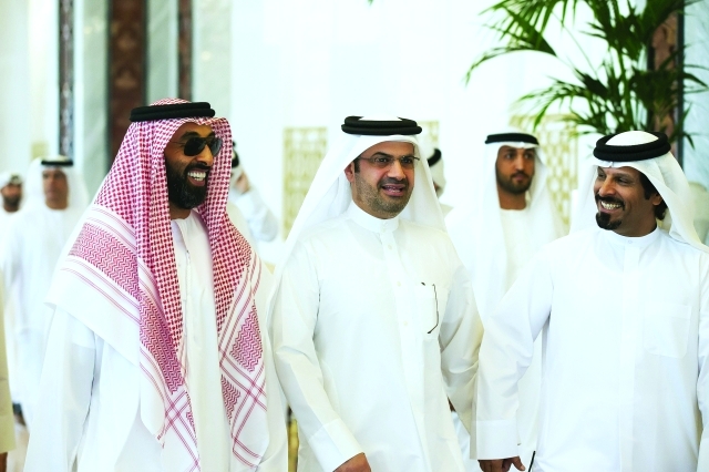 "طحنون بن زايد يرافقه صالح العامري واعضاء الوفد القطري بحضور محمد المزروعي"