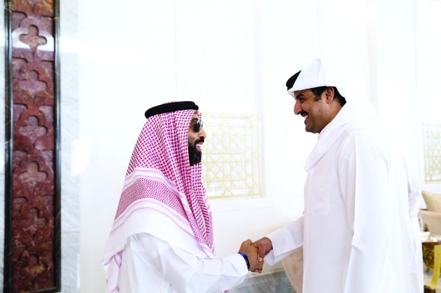 "تميم بن حمد مصافحا طحنون بن زايد"