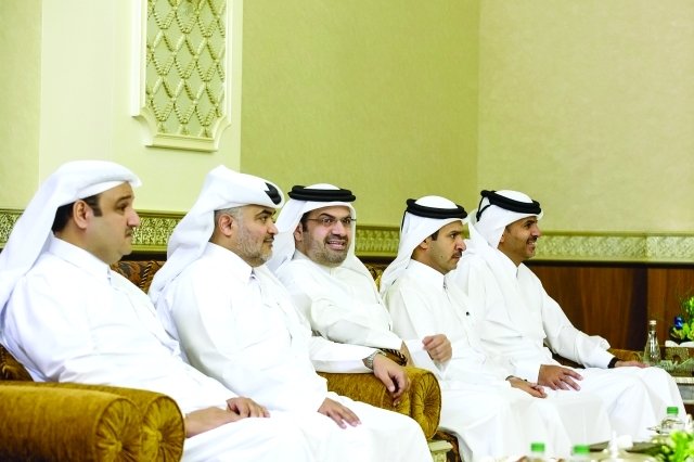 "أعضاء الوفد القطري خلال اللقاء"