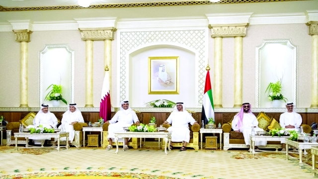 "محمد بن زايد خلال المباحثات مع أمير قطر بحضور طحنون بن زايد وخالد بن محمد ومحمد آل ثاني والحضور"