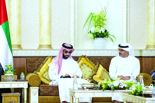 "طحنون بن زايد وخالد بن محمد بن زايد خلال اللقاء"