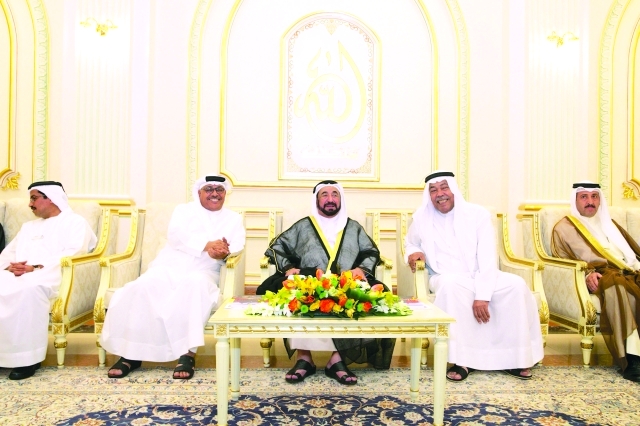 "■ سموه يتوسط لفيفاً من المسرحيين المشاركين"