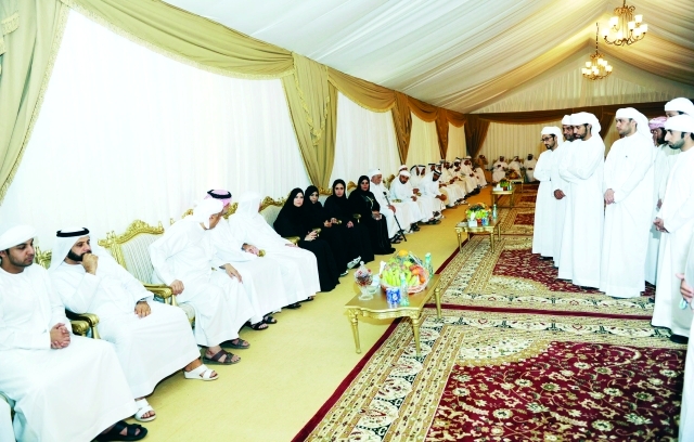 "أمل القبيسي وأعضاء “الوطني” خلال تقديم العزاء لأسرة الحمودي"