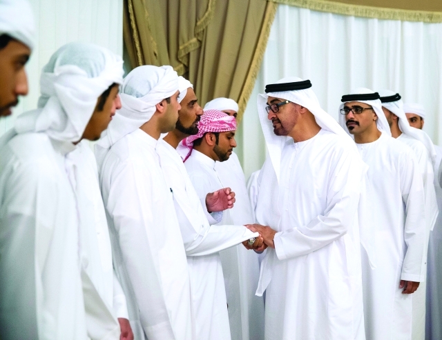 "محمد بن زايد يرافقه خالد بن محمد بن زايد خلال تقديم العزاء لأسرة محمد الحمودي"