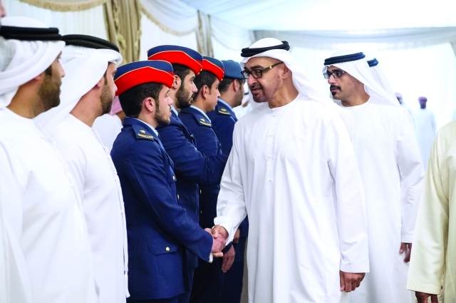 "ولي عهد أبوظبي وخالد بن محمد بن زايد يصافحان الضباط والمعزين"