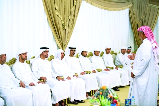 "سموه وخالد بن محمد بن زايد خلال تقديم العزاء بالشهيد محمد الحمودي"