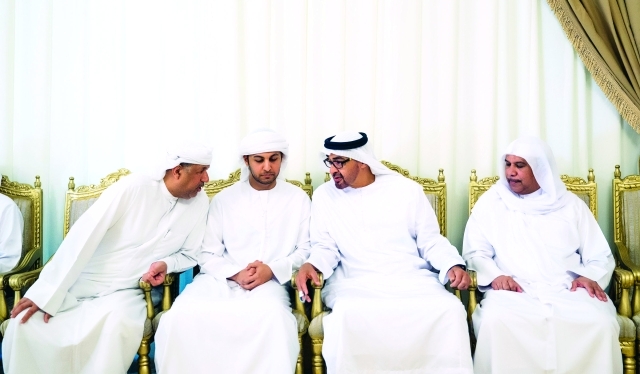 "ولي عهد أبوظبي يقدم واجب العزاء لأسرة محمد الحمودي"