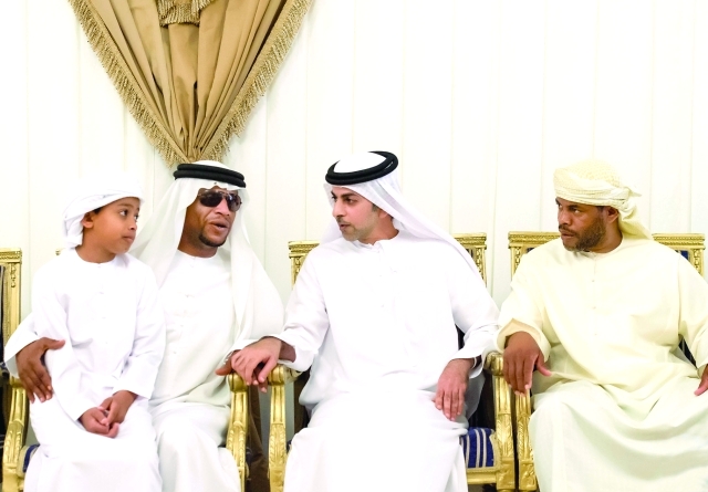 "عمر بن زايد يعزي أسرة الشهيد الكعبي"