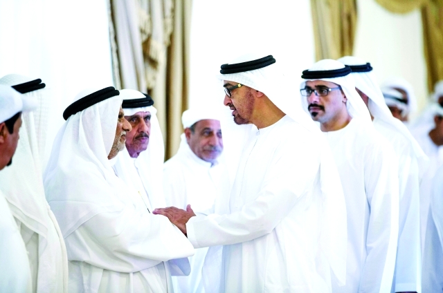 "محمد بن زايد معزياً أسرة شهيد الوطن محمد الحمودي بحضور خالد بن محمد بن زايد  ــ  وام"