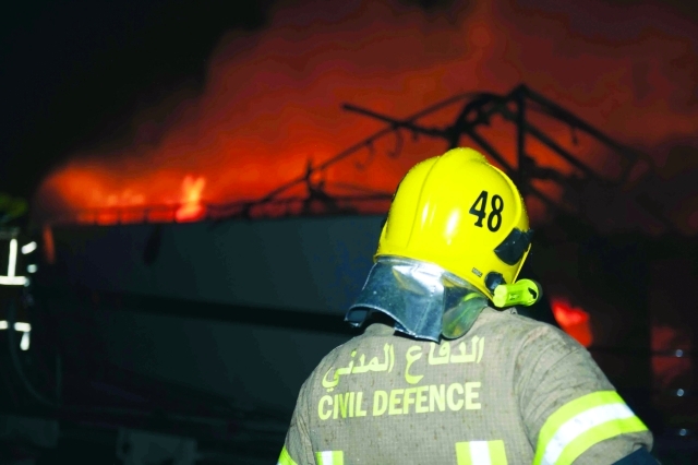"فرق الدفاع المدني تبذل جهوداً للحد من الحرائق"