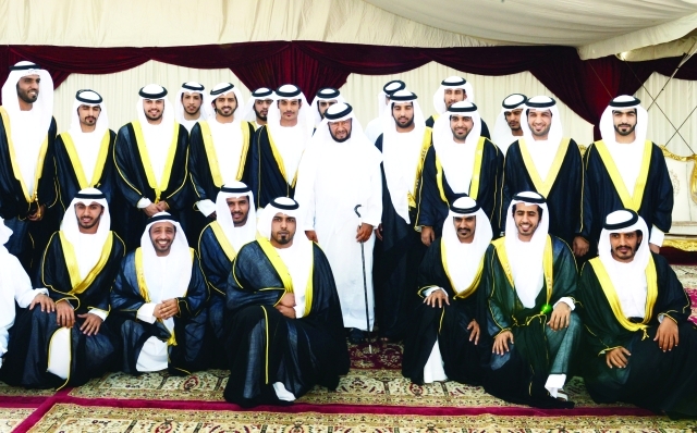 "■ سلطان بن زايد في لقطة تذكارية مع العرسان | وام"