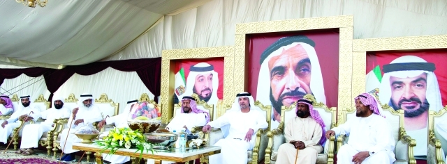 "■ هزاع بن زايد خلال حضوره العرس الجماعي لأبناء قبيلة المناصير"