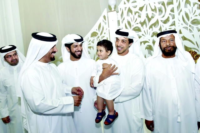 "■ منصور بن زايد يشهد الحفل"