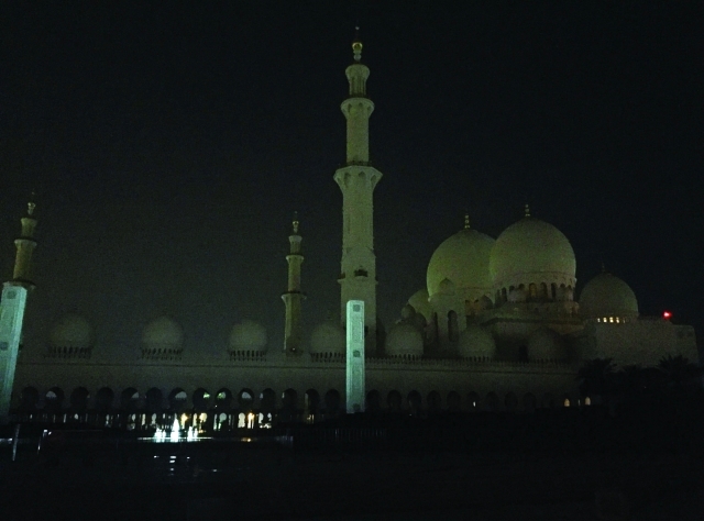 "■ إطفاء الأنوار في جامع الشيخ زايد | وام"