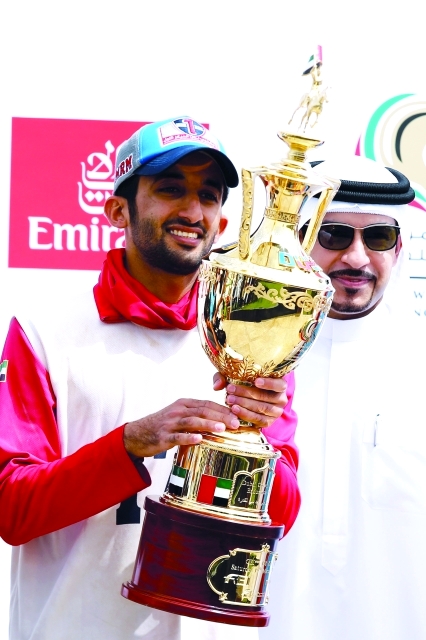 "■ البطل يرفع كأس البطولة"