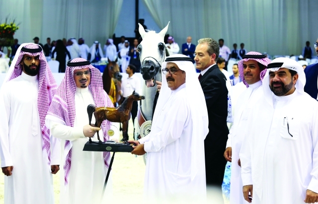 "■ حمدان بن راشد يتوج أحد الفائزين في ختام البطولة | تصوير - خالد نوفل"