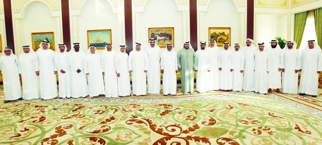 "■ حمدان بن راشد يتوسط الإدارة النصراوية الجديدة بحضور راشد وسعيد بن حمدان بن راشد  |   تصوير ـ عاطف الغمري وعبد الحنان مصطفى"