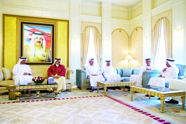 "■ محمد بن زايد خلال مباحثاته مع ملك البحرين بحضور هزاع وسيف بن زايد"