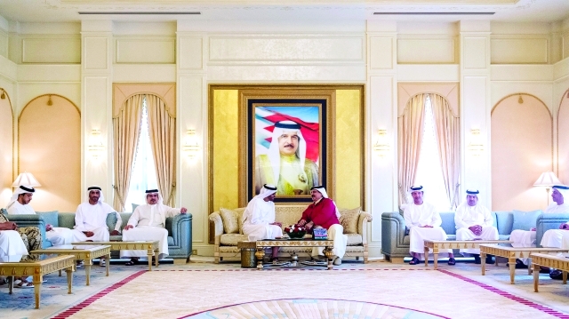 "■ محمد بن زايد في حديث مع ملك البحرين بحضور هزاع ونهيان وسيف ومنصور بن زايد وسلمان بن حمد | وام"