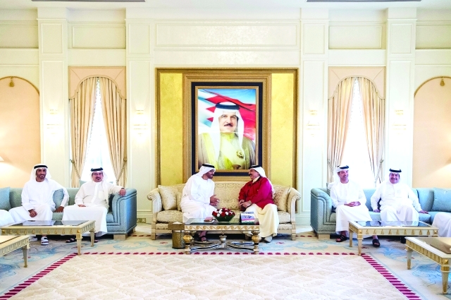 "■ محمد بن زايد وحمد بن عيسى خلال اللقاء بحضور هزاع ونهيان بن زايد وسلمان بن حمد"