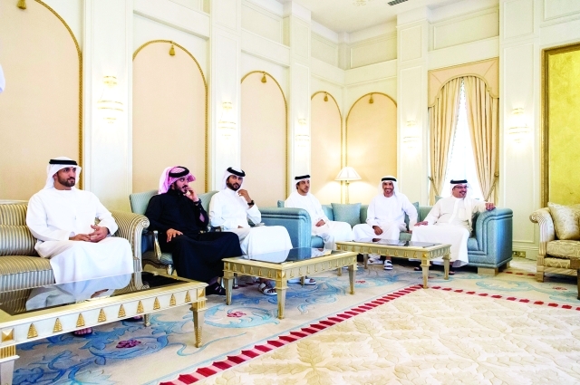 "■ منصور ونهيان بن زايد وسلمان وناصر وخالد بن حمد بن عيسى ومحمد مبارك المزروعي خلال اللقاء"
