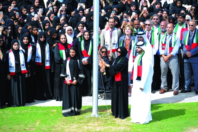 "■ نساء الامارات يد بيد مع الرجال في العمل | ارشيفية"