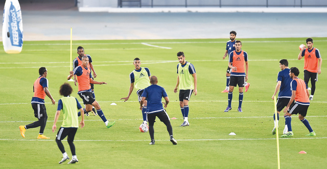 "من تدريبات منتخبنا أمس في أبوظبي | تصوير: هشام تيكيوين"