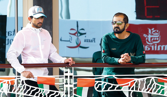 "محمد بن راشد وحمدان بن محمد خلال متابعتهما للسباق | تصوير - موهان"